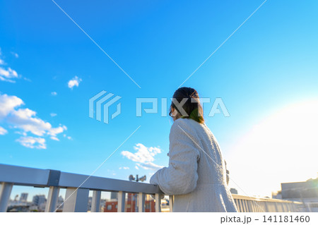 青空を見上げる女性 141181460