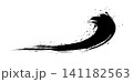 上向きにカーブする躍動感のある黒い墨の筆ストローク 141182563