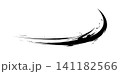 滑らかな弧を描くシンプルで美しい黒い墨の筆ストローク 141182566