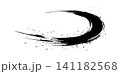 飛沫と荒々しい質感の力強い黒い墨のカーブ筆ストローク 141182568