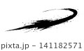 勢いよく上昇するカーブを描いた黒い墨の筆ストローク 141182571