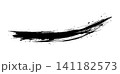 流れる波のような動きのある黒い墨の筆ストローク 141182573
