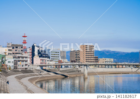 沼津市の街並みと狩野川の風景(静岡県) 141182617