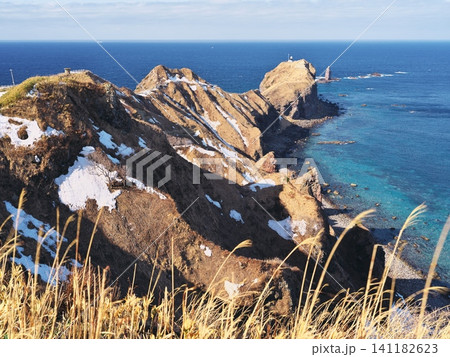 冬の北海道積丹半島 神威岬を展望台より望む 冬の北海道積丹半島 神威岬を展望台より望む 141182623