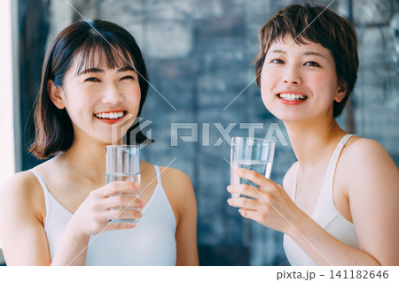 フィットネス中に水を飲む女性 水分補給 フィットネス中に水を飲む女性 水分補給 141182646
