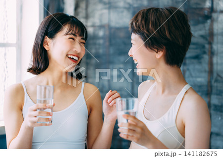 フィットネス中に水を飲む女性 水分補給 フィットネス中に水を飲む女性 水分補給 141182675