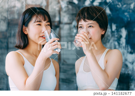 フィットネス中に水を飲む女性  水分補給 141182677