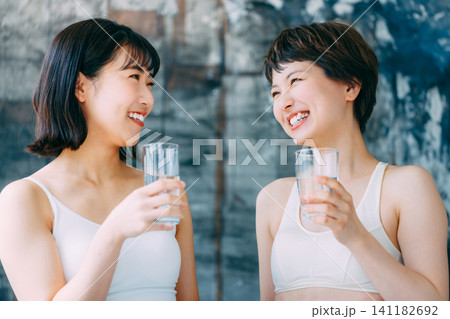 フィットネス中に水を飲む女性 水分補給 フィットネス中に水を飲む女性 水分補給 141182692