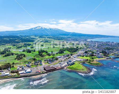 鳥海山と象潟の海岸、九十九島(秋田県にかほ市) 鳥海山と象潟の海岸、九十九島(秋田県にかほ市) 141182807