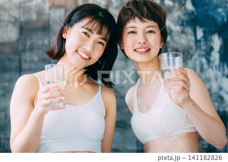 フィットネス中に水を飲む女性 水分補給 フィットネス中に水を飲む女性 水分補給 141182826