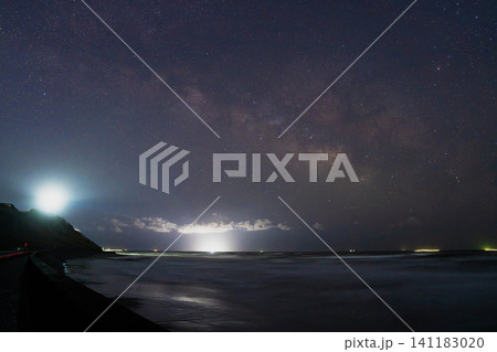 御前崎市の灯台周辺から見る星空(静岡県) 御前崎市の灯台周辺から見る星空(静岡県) 141183020