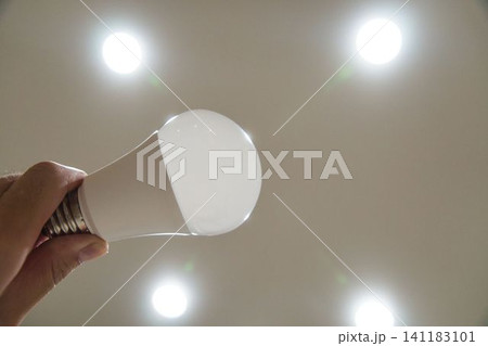 ひらめきやエコを連想させるLED電球 ひらめきやエコを連想させるLED電球 141183101
