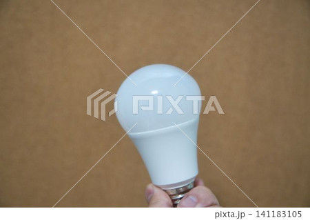 ひらめきやエコを連想させるLED電球 ひらめきやエコを連想させるLED電球 141183105