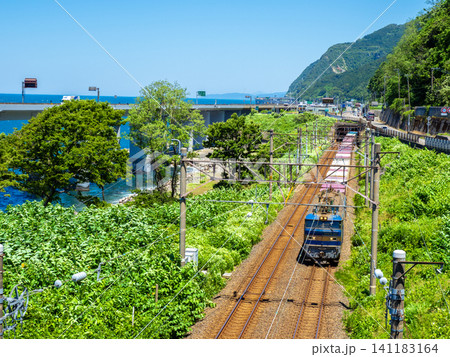 えちごトキめき鉄道・日本海ひすいラインの親不知付近を走行する貨物列車（新潟県糸魚川市） 141183164
