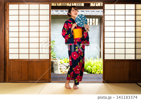 和室で過ごす浴衣の女性 141183374