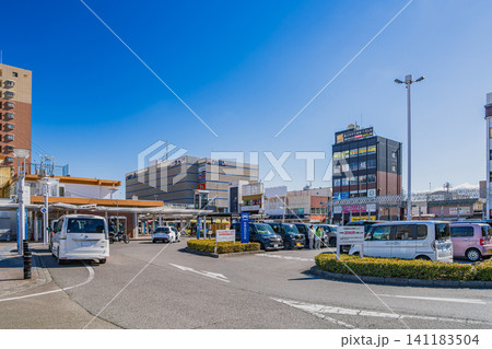 晴れた日のJR焼津駅南口の風景(静岡県) 141183504
