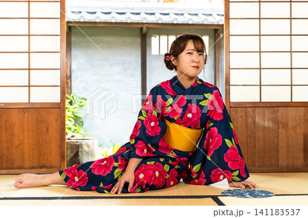 和室で過ごす浴衣の女性 141183537