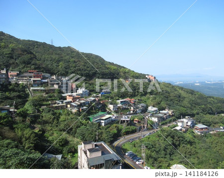 緑の斜面に家々が並ぶ九份の風景 緑の斜面に家々が並ぶ九份の風景 141184126