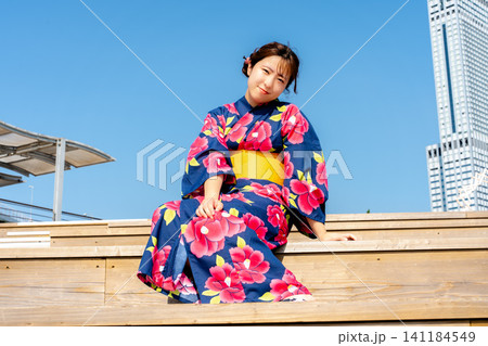 夏の風景に溶け込む浴衣の女性 夏の風景に溶け込む浴衣の女性 141184549