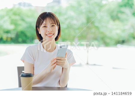 スマホを持つショートヘアの若い女性 スマホを持つショートヘアの若い女性 141184659