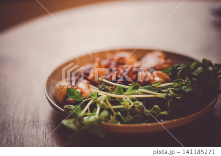 鶏肉と豆苗の一皿料理 鶏肉と豆苗の一皿料理 141185271