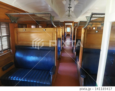 サルファイド・ストリート鉄道歴史博物館の客車内—青色ベンチシートと木製内装が並ぶクラシックな座席空間 141185417