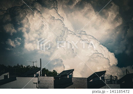 巨大な入道雲と住宅街 巨大な入道雲と住宅街 141185472