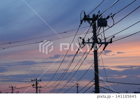 様々な装置がついた電柱と巻雲の夕焼け空 様々な装置がついた電柱と巻雲の夕焼け空 141185645