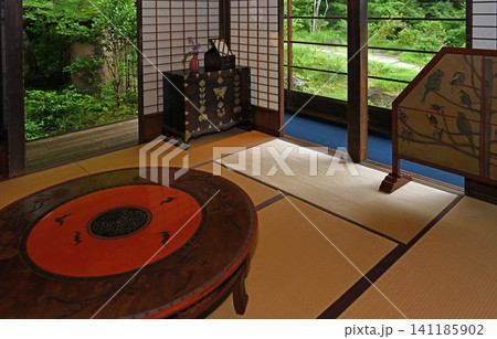 和の趣が漂う美しい和室 緑豊かな日本庭園を望む縁側と格調高い漆塗りの座卓が調和する伝統的な邸宅内観 和の趣が漂う美しい和室 緑豊かな日本庭園を望む縁側と格調高い漆塗りの座卓が調和する伝統的な邸宅内観 141185902