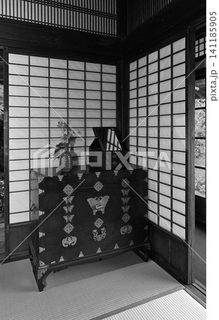 和家具が佇む格調高い和室　美しく張り替えられた障子戸を背景に置かれた重厚な時代箪笥と伝統的な意匠の室 141185905