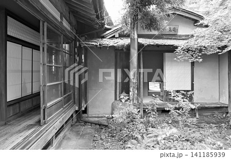 趣深い古民家の縁側と茶室の外観 美しく配置された庭木に囲まれた木造の伝統建築が醸し出すわびさびの情緒 趣深い古民家の縁側と茶室の外観 美しく配置された庭木に囲まれた木造の伝統建築が醸し出すわびさびの情緒 141185939