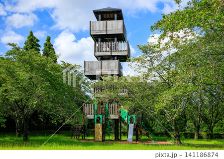 城山公園（一宇治城跡）の木造展望台と青空 鹿児島県日置市 141186874