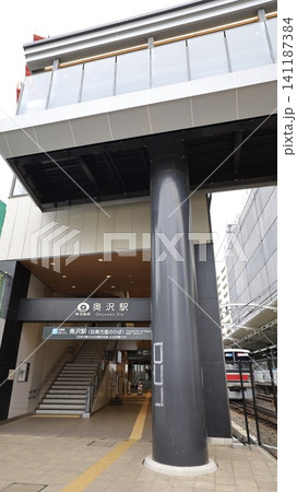 東急目黒線の奥沢駅、目黒方面のりば改札口 東急目黒線の奥沢駅、目黒方面のりば改札口 141187384