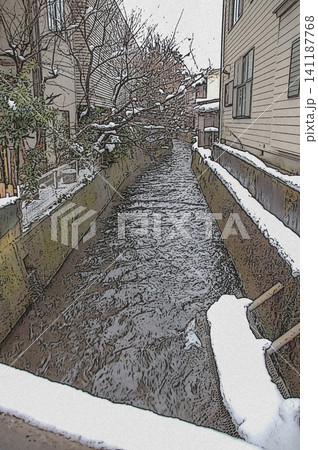 両脇の民家に挟まれて冬の静けさを湛え流れる鞍月用水 両脇の民家に挟まれて冬の静けさを湛え流れる鞍月用水 141187768