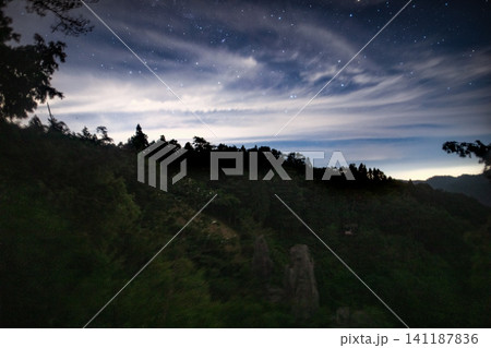 星降る夜の静寂に包まれた、深い森の稜線 星降る夜の静寂に包まれた、深い森の稜線 141187836