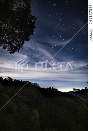 山脈の彼方に広がる、宇宙のロマンと星空 山脈の彼方に広がる、宇宙のロマンと星空 141187837