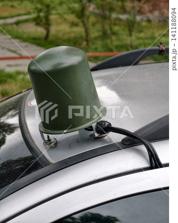 FPV drone detection antenna installed on passenger vehicle for surveillance and security tasks. Mobile counter UAV antenna system for tracking and jamming unmanned aerial vehicles FPV drone detection antenna installed on passenger vehicle for surveillance and security tasks. Mobile counter UAV antenna system for tracking and jamming unmanned aerial vehicles 141188094