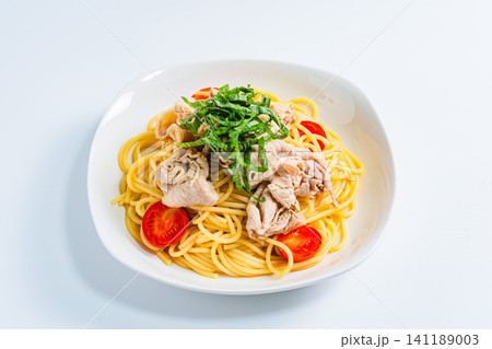 豚しゃぶと大葉の冷製パスタ 夏に人気のさっぱり和風スパゲッティ 豚しゃぶと大葉の冷製パスタ 夏に人気のさっぱり和風スパゲッティ 141189003