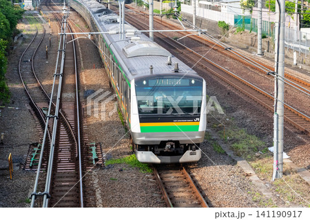 【東海道線】早朝の大森の街を駆け抜ける列車 【東海道線】早朝の大森の街を駆け抜ける列車 141190917