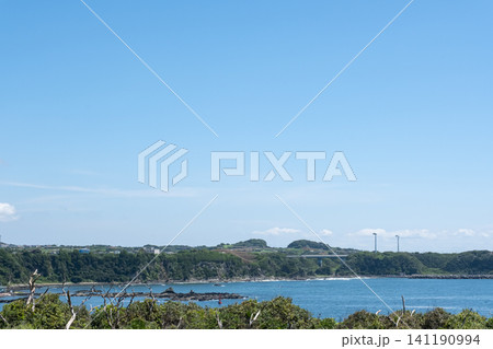 神奈川県 三浦市 城ヶ島から宮川湾方面を見た海と陸の風景 141190994