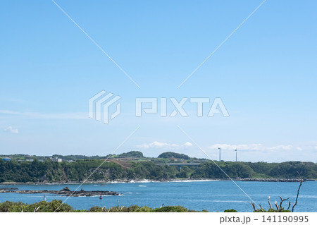 神奈川県 三浦市 城ヶ島から宮川湾方面を見た海と陸の風景 神奈川県 三浦市 城ヶ島から宮川湾方面を見た海と陸の風景 141190995