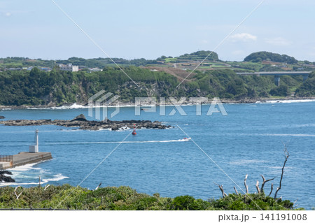 神奈川県 三浦市 城ヶ島から宮川湾方面を見た海と陸の風景 141191008