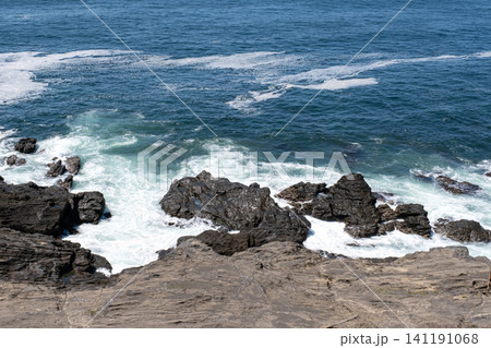 神奈川県 三浦市 城ヶ島の海岸に打ち寄せる波 神奈川県 三浦市 城ヶ島の海岸に打ち寄せる波 141191068
