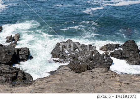 神奈川県 三浦市 城ヶ島の海岸に打ち寄せる波 神奈川県 三浦市 城ヶ島の海岸に打ち寄せる波 141191073