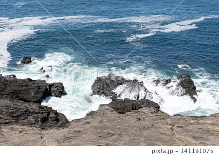 神奈川県 三浦市 城ヶ島の海岸に打ち寄せる波 神奈川県 三浦市 城ヶ島の海岸に打ち寄せる波 141191075