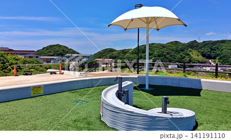 青空と夏の公園のパラソルと水飲み場 青空と夏の公園のパラソルと水飲み場 141191110