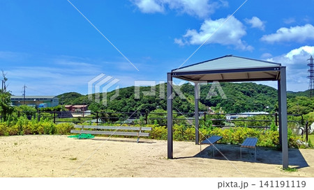 青空と夏の公園の東屋とベンチの風景 青空と夏の公園の東屋とベンチの風景 141191119
