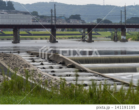 濁流が流れる大和川の柏原堰堤 濁流が流れる大和川の柏原堰堤 141191195