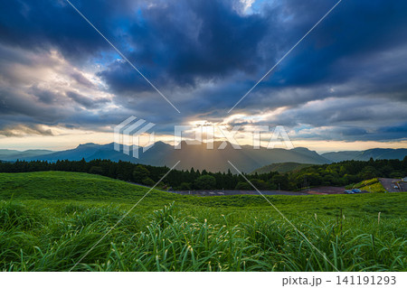緑の高原を包む夕焼け空 すすきの曽爾高原の夕景 山際を黄金色に染める夕日④ 緑の高原を包む夕焼け空 すすきの曽爾高原の夕景 山際を黄金色に染める夕日④ 141191293