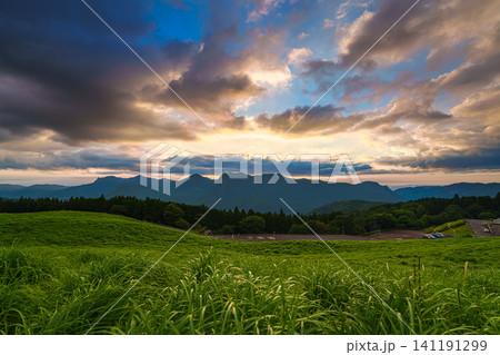緑の高原を包む夕焼け空 すすきの曽爾高原の夕景 黄金色の夕焼け空に照らされるすすきの高原① 緑の高原を包む夕焼け空 すすきの曽爾高原の夕景 黄金色の夕焼け空に照らされるすすきの高原① 141191299